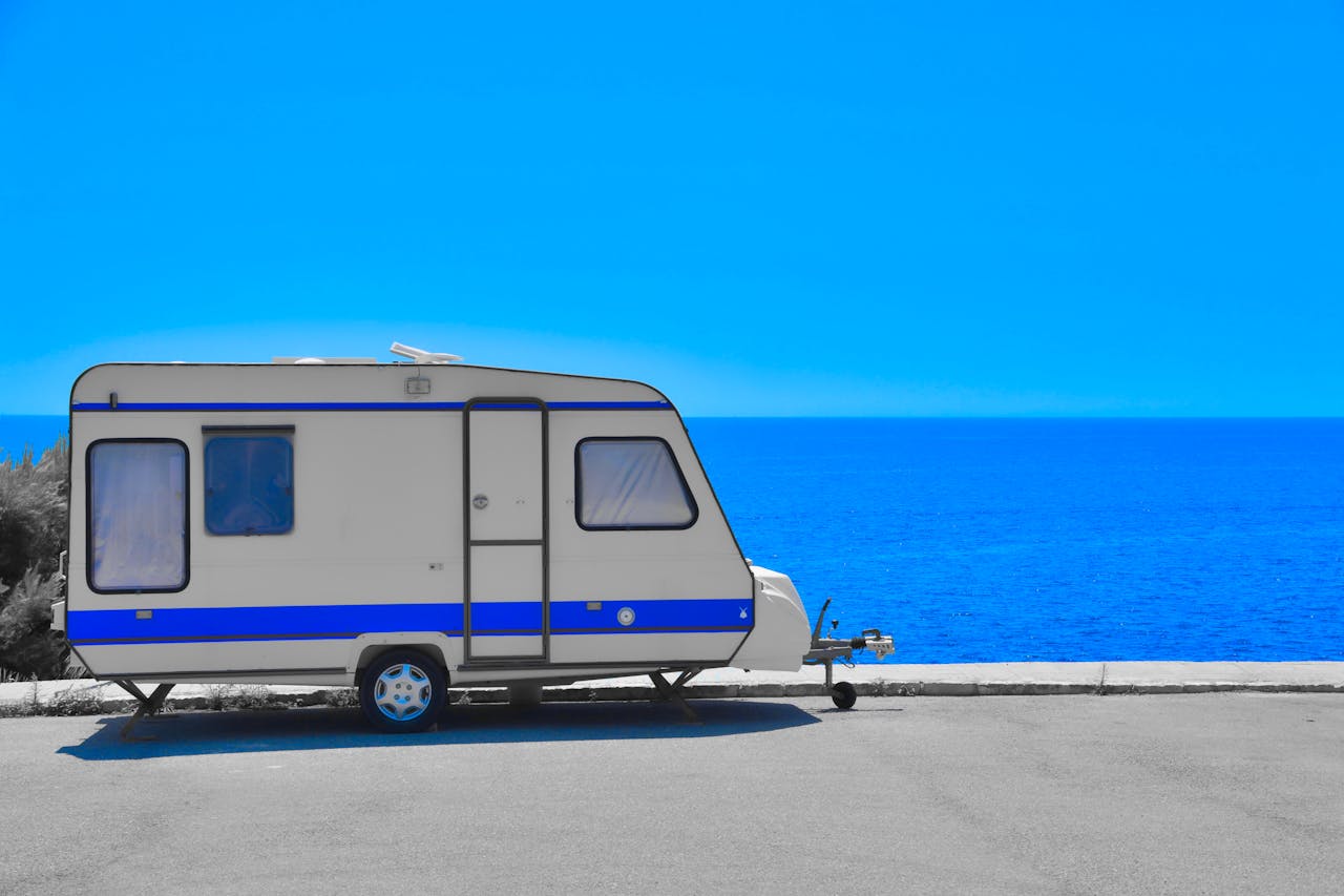 Mit dem Wohnwagen am Meer (Blau)